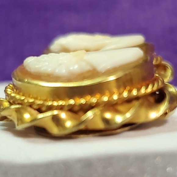 Vintage cameo pieced earrings - Picture 2 of 6